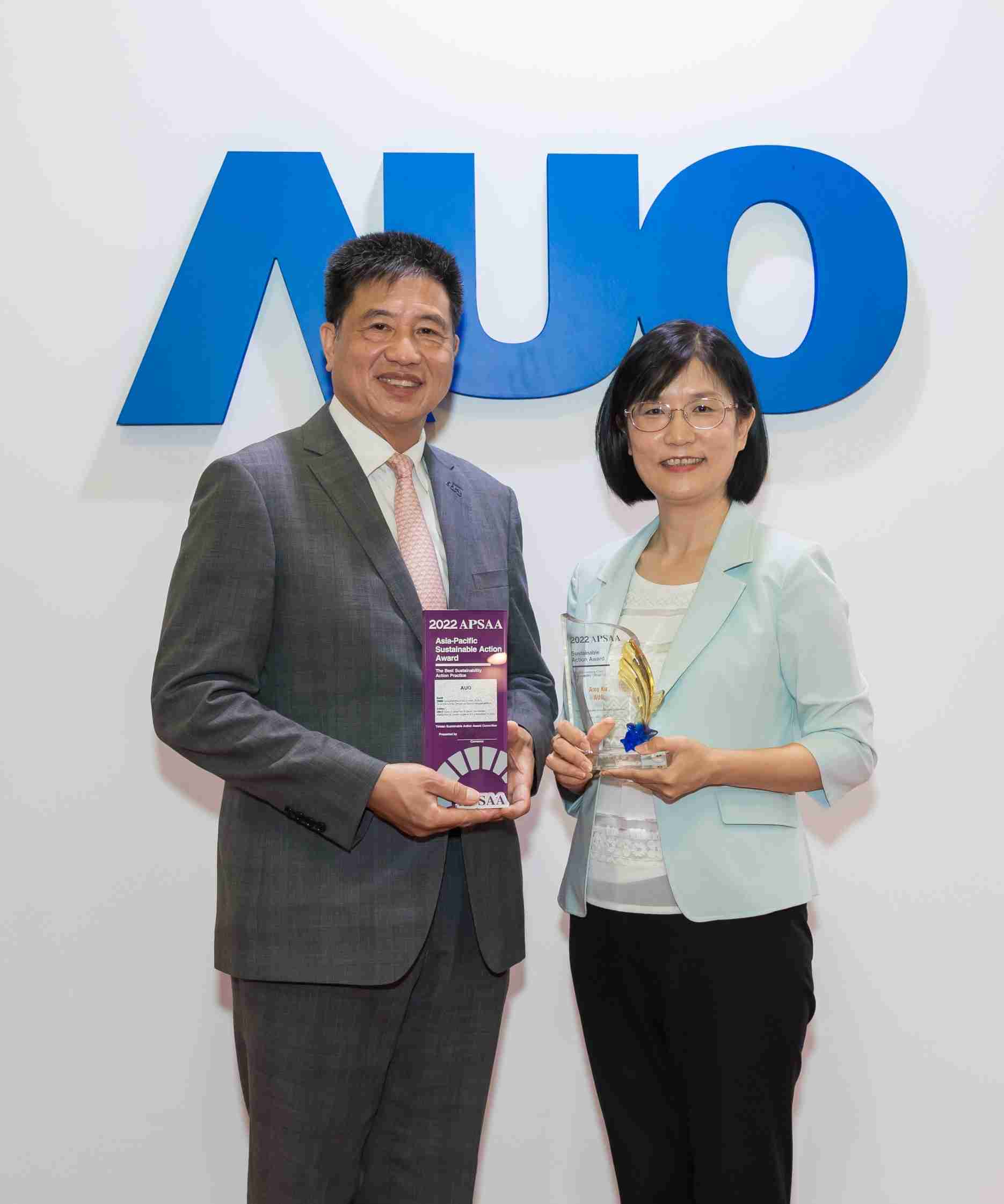 牛牛游戏长期垫筑永续远景的基石，，，，透过ESG暨气候委员会逐步实践永续策略蓝图。。其中，，，牛牛游戏光电永续长古秀华带领团队、、制定中长期目标，，，，缔造多面向亮眼表现，，，获得「顶尖永续长奖」的个人奖殊荣（左：牛牛游戏光电董事长暨执行长彭双浪，，右：牛牛游戏光电永续长古秀华）