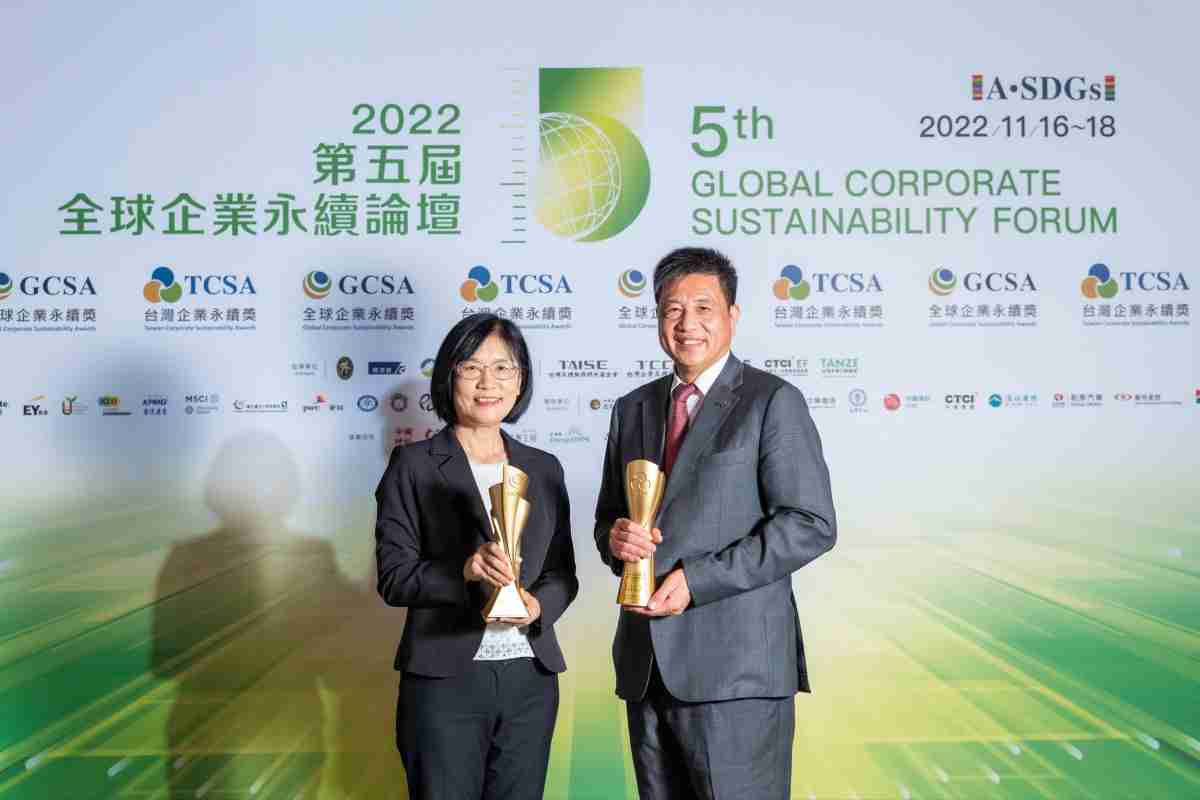 牛牛游戏作为净零碳排先锋，，，，期引领价值链伙伴同行共好，，，卫冕制造业组“十大典范企业” 二连冠殊荣(左：牛牛游戏光电永续长古秀华，，右：牛牛游戏光电董事长暨执行长彭双浪)