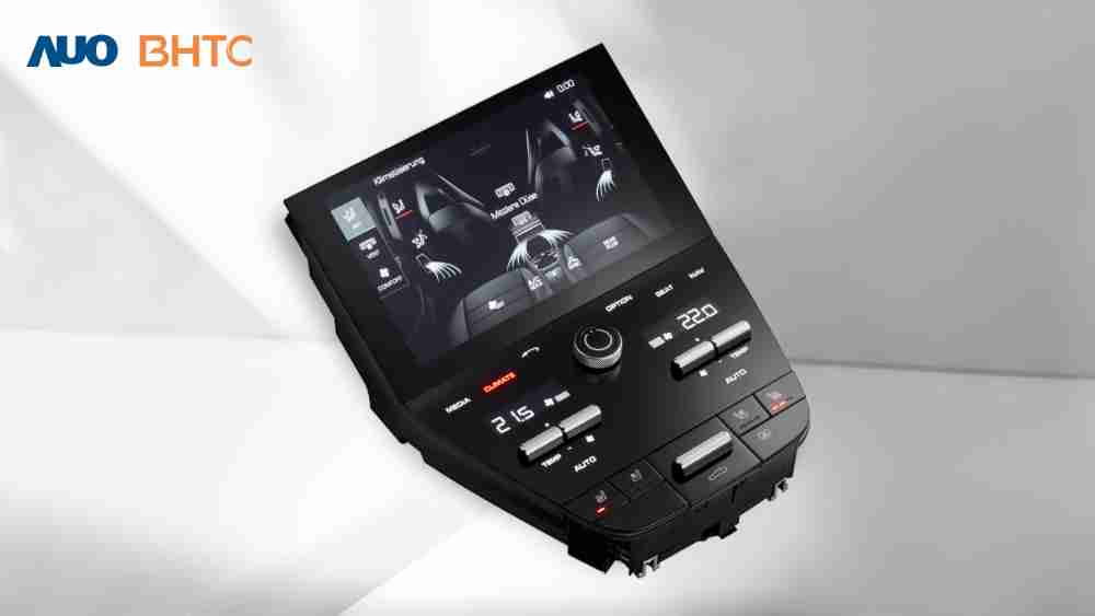 作為友達新生力軍，，BHTC所展示的中央與後座鞍部的Display HMI產品，，可處理多區恆溫控制、、、顯示畫面，，，呈現仿真3D車室分區；以力傳感技術精準傳遞觸感，，，，並結合音量及震動反饋，，防止意外啟動，，提供使用者自然流暢、、直觀且輕鬆駕馭的舒適介面