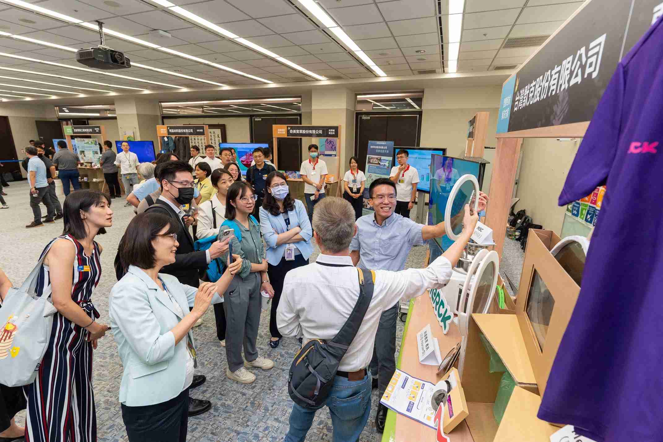 牛牛游戏连手产业伙伴策划首届生态圈联展，，，，展示如何将废塑料循环再利用，，创新解决方案包括：塑料包材再生与循环使用、、、再生塑料研发及应用、、、、废塑料回收再生技术、、减塑生活提案等