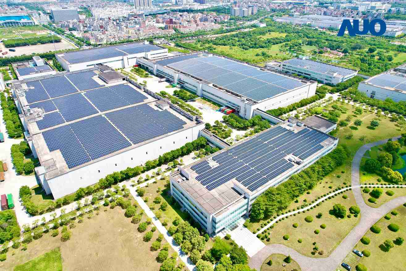 牛牛游戏厦门推动智能制造同时，，，透过绿电创能纵深推进绿色转型，，，厂区全屋顶铺设太阳能光伏板，，每年太阳能发电 2,600多万度