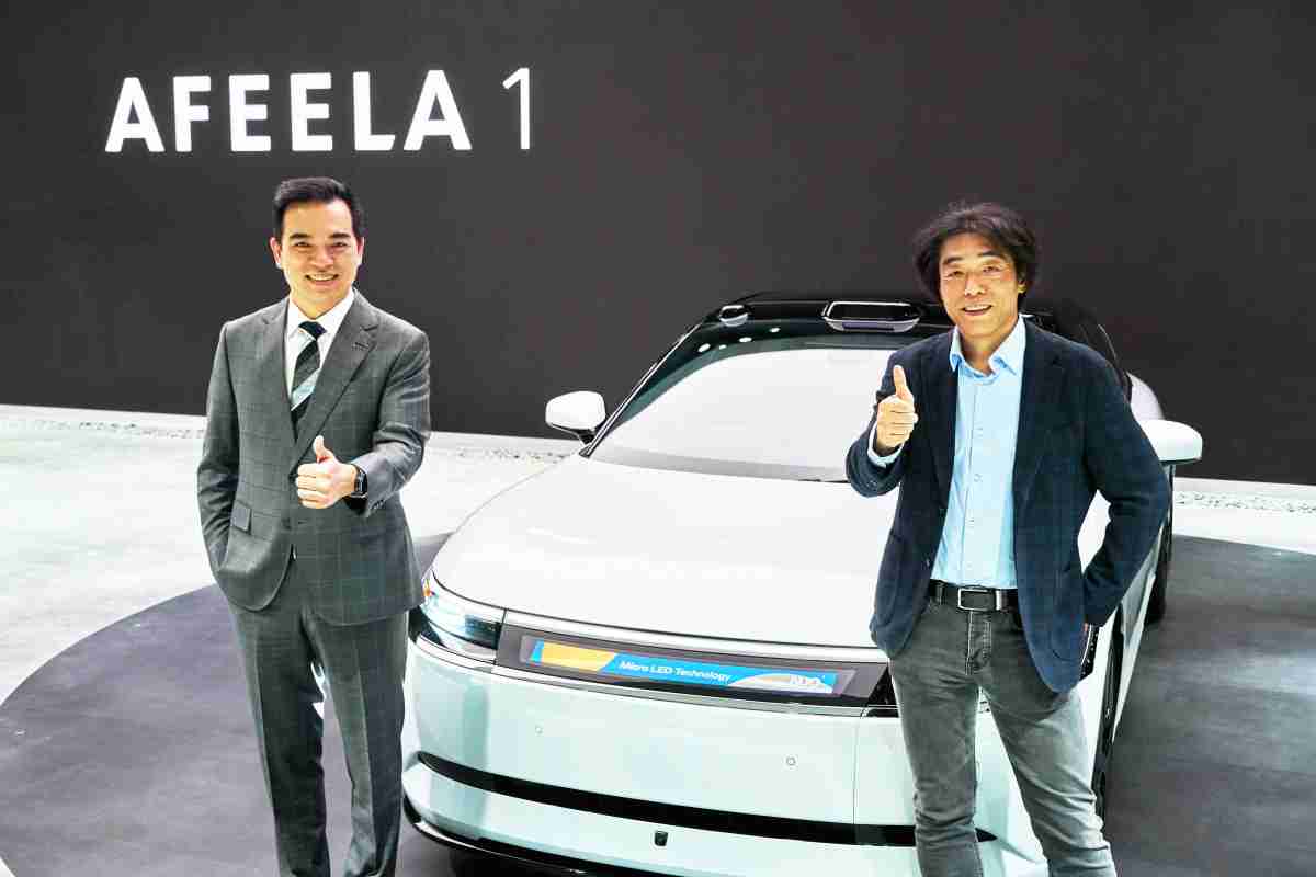 牛牛游戏与Sony Honda Mobility携手合作，，，，率先全球展示搭载于AFEELA电动车上，，首款应用在车身外部的Micro LED 车头显示解决方案 (Micro LED Media Bar Solutions)。。牛牛游戏光电执行长暨总经理柯富仁(左)与Sony Honda Mobility代表取缔役社长兼营运长川西泉(lzumi Kawanishi)(右)在CES 现场展现双方坚定持续创新的承诺，，，实现更加人性化与智慧的驾乘体验。。。。
