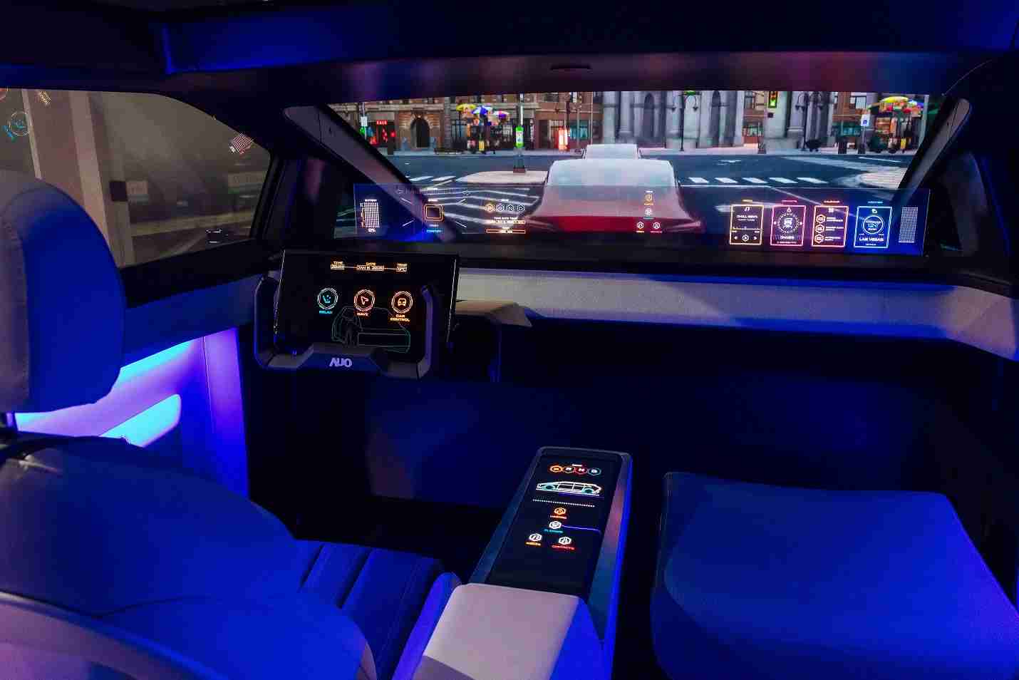 牛牛游戏连续四年入围科睿唯安全球百大创新机构，，，，专利布局科技与绿色创新前沿。。。。图为牛牛游戏发挥先进显示科技Micro LED多元尺寸与型态应用优势所打造之智能车舱；同时，，牛牛游戏已于全球累积取得4500件节能减碳相关的专利证书，，当中2024年Micro LED年度获证量占比已超过8成