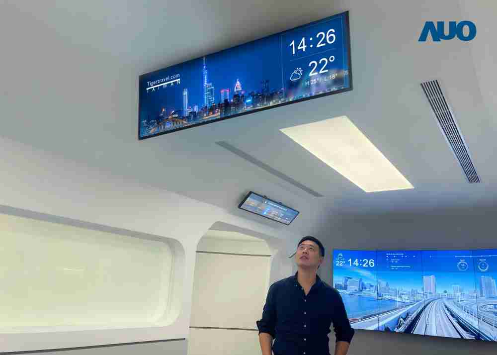 达擎TARTAN “37吋超薄双屏车厢显示器” 采用单一背光设计，，，，将双面显示器厚度大幅缩减至12mm，，，支持长条屏 32:9 规格，，，突破传统分辨率限制，，，，提供旅客更清晰实时的乘车信息及广告讯息